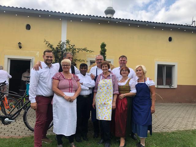 Thomas Ranits, Andrea Brandl, Manfred Kamellander, Pater Gerald, Franz und Gabi Vihanek, Michael Kamellander, Eveline Thüringer und Rosi Geyer.  | Foto: Ranits