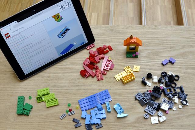 Die einzelnen Bauschritte, aber auch das Aussehen der Teile wird genau beschrieben. | Foto: LEGO Group
