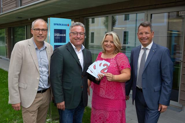 Sie stehen für die Zweite Sparkasse: Peter Niederreither (Schuldenberatung Salzburg), LH-Stv. Heinrich Schellhorn, Karin Macheiner (Zweite Sparkasse) und VSDir. Markus Sattel (Salzburger Sparkasse). | Foto: Land Salzburg/Franz Neumayr