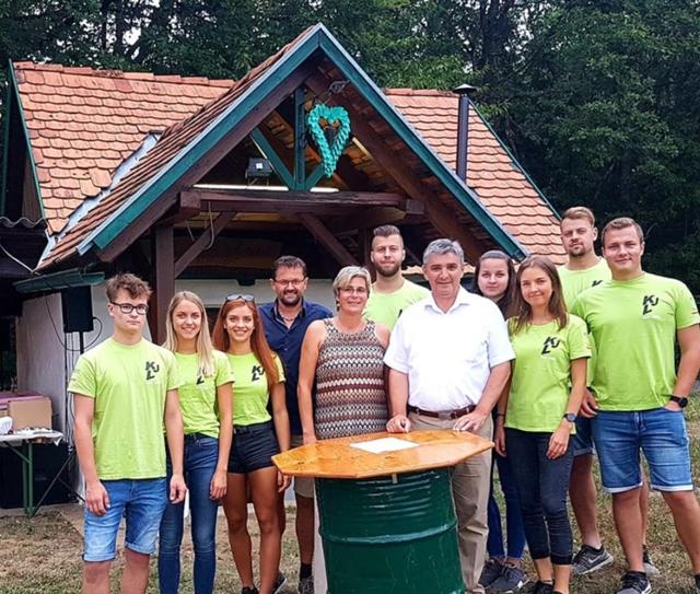 Unter den Festgästen: Lukas Zotter, Laura Schulter, Konstanze Schulter, OV Klaus Weber, Bgm. Karin Kirisits, Patrick Freißmuth, LAbg. Walter Temmel, Alina Weinhofer, Lisa Strobl, Christoph Koch und Manuel Strobl (von links). | Foto: Verschönerungsverein Limbach