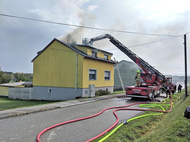 Aus dem Haus im Stegersbacher Ortsteil Feldling stieg dichter Rauch. | Foto: Feuerwehr Stegersbach