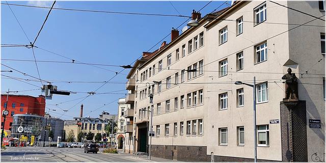 Die Hauptfeuerwache von Hernals ist am Johann-Nepomuk-Berger-Platz auf der Hernalser Seite.
Schräg gegenüber befindet sich die Ottakringer Brauerei in Ottakring.