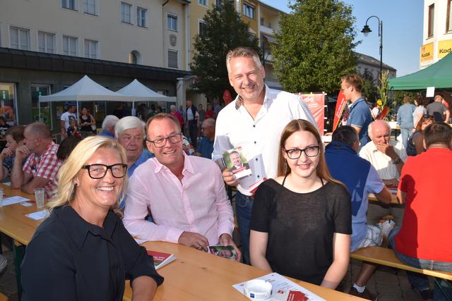 Jürgen Schabhüttl geht für die SPÖ unter die Leute und wirbt für seine Partei. | Foto: Martin Wurglits