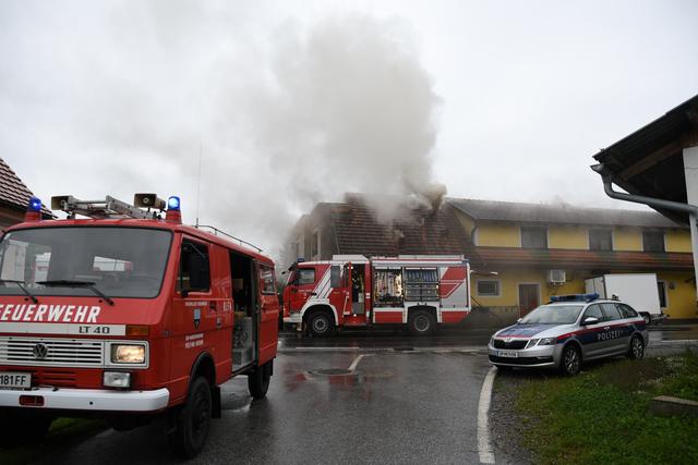 30 Mann standen im Einsatz beim Gasthausbrand in Pllfing-Brunn.