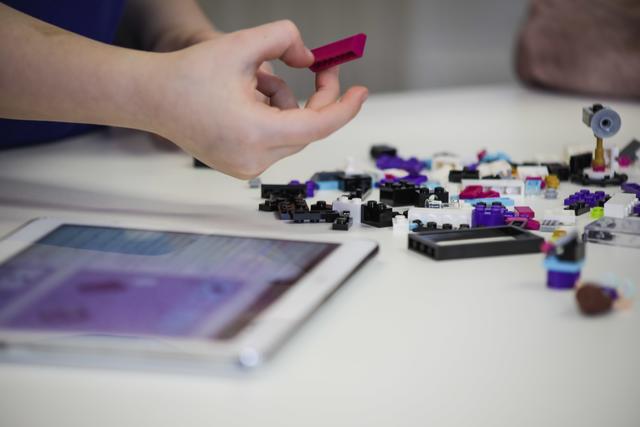 Die Bauanleitungen können am Smartphone, Tablet oder ausgedruckt in Braille Schrift verwendet werden. | Foto: LEGO Group