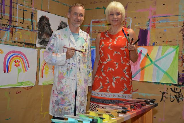 Im Sommer-Schneider-Haus wird es farbenfroh: Inhaberin Elisabeth Santigli und Dietmar Ribolits, Leiter des Malort Kaindorf.