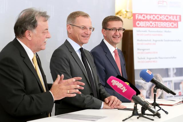 Fachhochschule OÖ-Geschäftsführer Gerald Reisinger, Landeshauptmann Thomas Stelzer und Wirtschaftslandesrat Markus Achleitner (v. l.). | Foto: Land OÖ/Stinglmayr