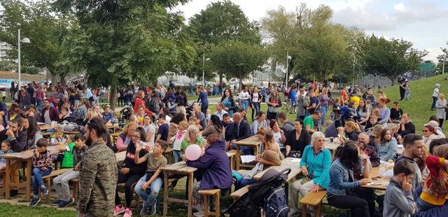 Volle Bänke auf der Wiese