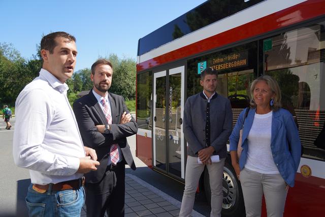 Es sind zehn Kilometer Busfahrt ohne Strom möglich. | Foto: Bettina Buchbauer