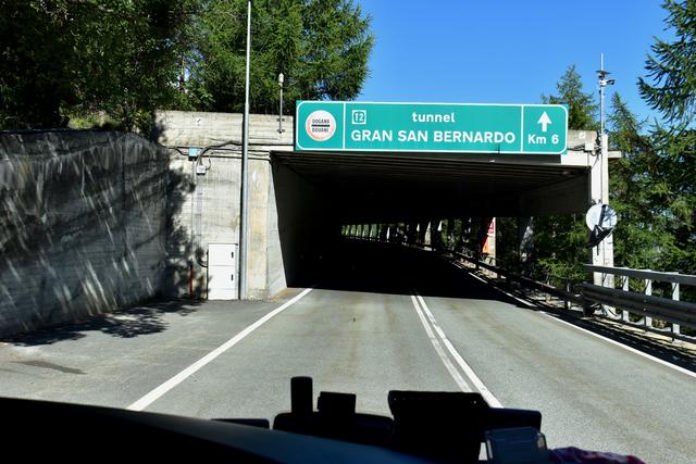 Einfahrt in den Bernhard Tunnel in der Schweiz