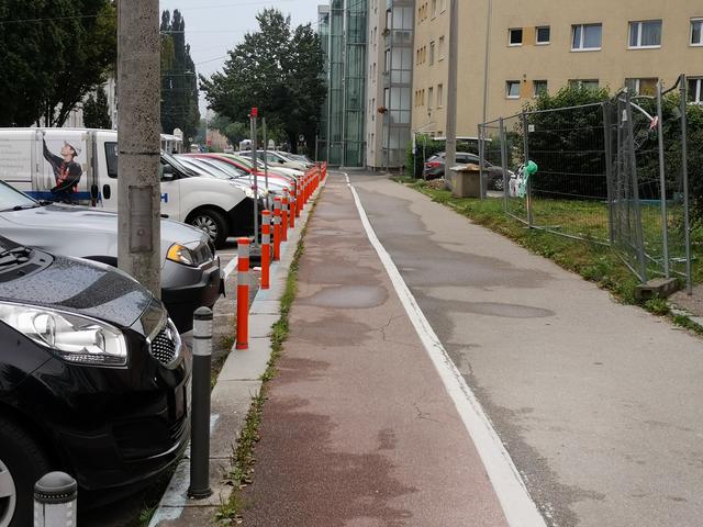 Poller halten Autos in der Linke Brückenstraße auf Abstand.