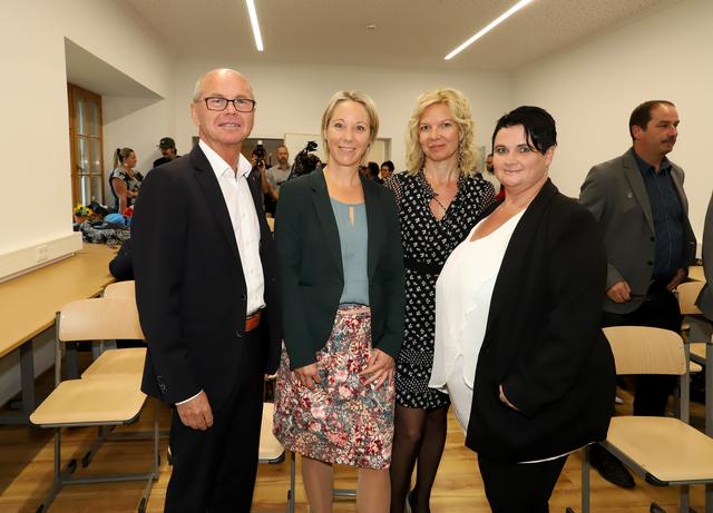 Start der neuen Pflegeausbildung: Christian Stöckl, Cornelia Moser, Sandra Knaus, Iris Schober (Leiterin der Pflegeassistenzausbildung). | Foto: LMZ/Neumayr/Hölzl