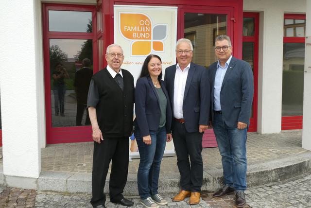 Von links nach rechts: Pfarrer Burkhard Berger, Gabi Grillberger (OÖ Familienbund), Bürgermeister Hans Kronberger, Vizebürgermeister Ingo Dörflinger freuen sich über die neue Tagesstätte "Pfarrwichtel"