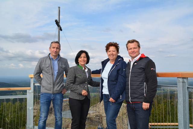 Erwin Weber, Margit Göll, Helga Prinz und Andreas Schwarzinger auf der obersten Plattform am Gipfel des 1.017 Meter hohen Nebelsteins.   | Foto: Talkner