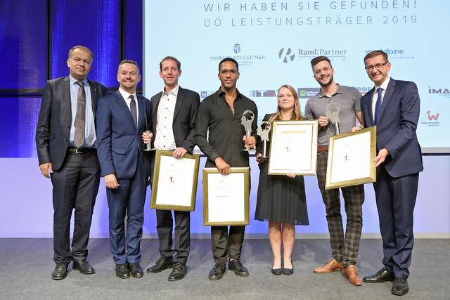 JKU-Rektor Meinhard Lukas, Markus Raml, Wolfgang Roland (für Preisträgerin Theresa Roland), Cesar Sampson, Sarah Katzinger, Sebastian Tanzer, Wirtschaftslandesrat Markus Achleitner (v. l.). | Foto: Land OÖ/Stinglmayr
