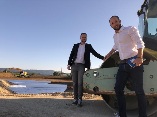 Gemeindevertreter Sven Meyer und Vizebürgermeister David Egger (beide SPÖ) beim Parkplatz-Lokalaugenschein.