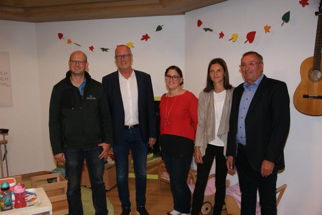 Neue Kinderkrippe "Sausewind" in Ischgl: Planer Thomas Spiss, Bgm. Werner Kurz, Leiterin Anna Zangerl-Loidl, Irene Wechner und Vizebgm. Emil Zangerl (v.l.).