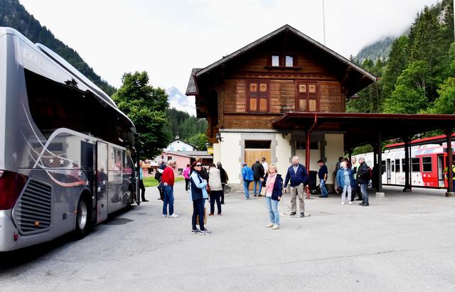 den St. Bernhard-Express  verlassen, mit dem Bus auf den St. Bernhard Pass.