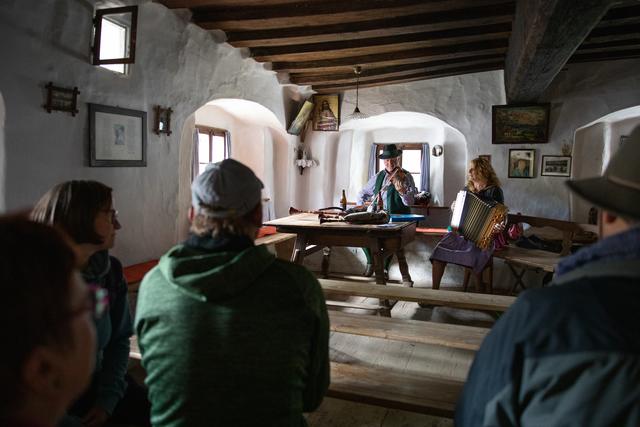Die Ansfeldner Tanzelmusi sorgte mit zarten Klängen aber auch  flotten Gesängen  und Tänzen für eine heimelige Stubenatmosphäre.  | Foto: Manuel Binder