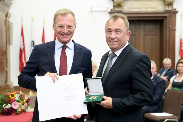 Thomas Stelzer (li.) überreicht Walter Schopf das Goldene Ehrenzeichen des Landes Oberösterreich.  | Foto: Denise Stinglmayr
