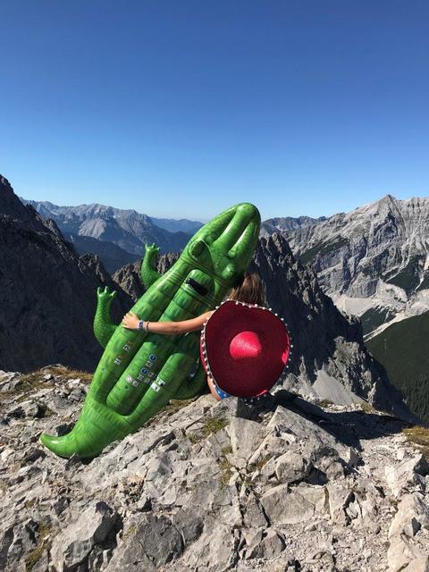 Vanessa (Hauptdarstellerin Larissa Hoschek) summt und macht sich samt ihrem aufblasbaren Krokodil und Sombrerohut auf den Weg zum Bergsee, um das ultimative Ferienselfie zu machen und ihren Freundinnen zu schicken.