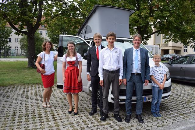 Die gesamte Familie Astner war von Ebbs in Tirol zur Schuleröffnung und zum ersten Schultag von Ralph, der bereits die Schulkleidung trägt, nach Wiener Neustadt mit dem Wohnmobil angereist.