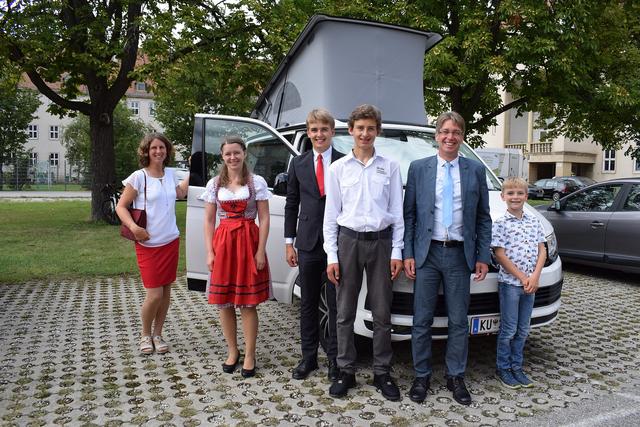 Die gesamte Familie Astner war von Ebbs in Tirol zur Schuleröffnung und zum ersten Schultag von Ralph, der bereits die Schulkleidung trägt, nach Wiener Neustadt mit dem Wohnmobil angereist. | Foto: Claus/TherMilAk