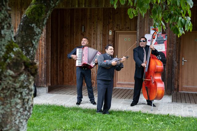 Die Musiker von Czindzi Renta  aus Krummau  begeisterten mit flotten Gesängen und  Tänzen. | Foto: Manuel Binder