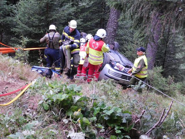 Übungsannahme war ein schwerer Verkehrsunfall mit Autoabsturz | Foto: RK Winklern