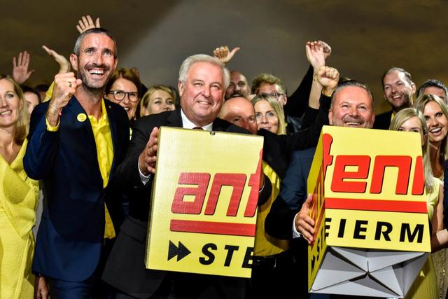Drei von 2.000 Gästen: M. Brunner, H. Schützenhöfer (l.), G. Bichler.