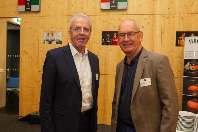 Interessierte Gäste: Gerhard Widmann und Stefan Herker (r.)