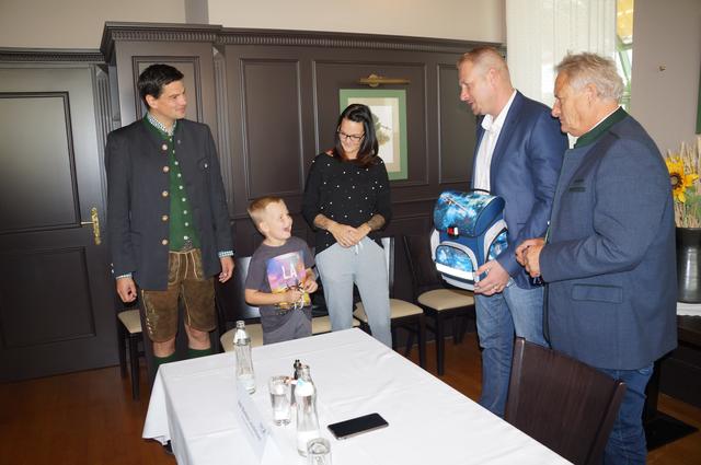 Tobias wurde seine neue Schultasche übergeben. | Foto: Wiedner