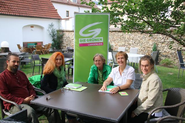 Pressegespräch der Grünen im Gastgarten von „Liubisa“: Informierten über das Programm der Grünen für die Nationalratswahl: Stephan Grasl, Anita Stemberger-Chabek, Matthias Fürpass, Brigitte Reiter und Eleonore Neuss (v.l.).