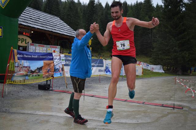Michael Planitzer, schnellster Herr des Tages über die 11,4 km, beim Zieleinlauf. | Foto: Union Sportverein Krakauebene/Siebenhofer