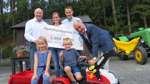 Sabrina und Christian sowie die Kinder Lorena und Moritz Oberger mit Nationalratspräsident Wolfgang Sobotka und Nationalrat Christian Stocker.