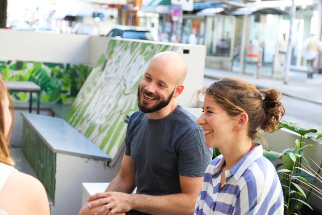 Das Parklet dient als Grätzeltreffpunkt.