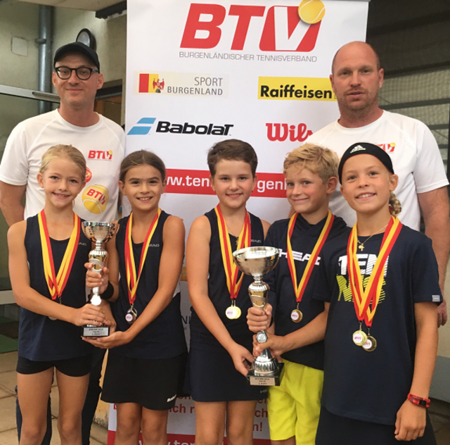 Die ASKÖ TC Eisenstadt Landes- und Vizelandesmeister im U9 Kids und U10 Girls-Bewerb mit Jugendreferent Peter Teuschl und BTV-Vizepräsident Markus Pingitzer.