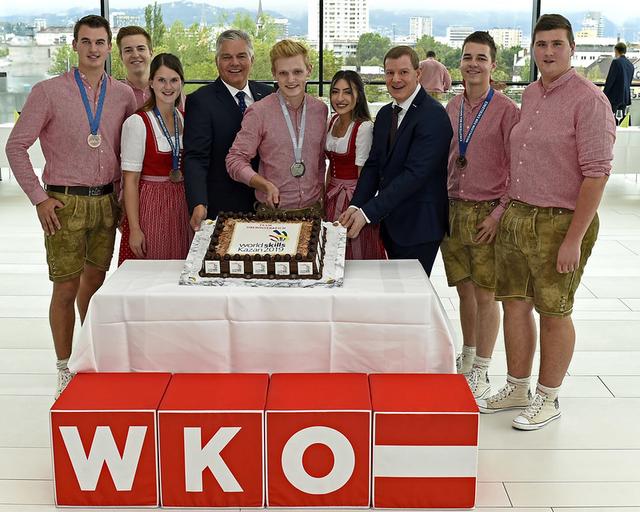 Erfolgreich bei den WorldSkills in Kazan „mitgeschnitten“: v. l. Thomas Friesenecker, Simon Dorrer, Jasmin Angerer, WKOÖ-Vizepräsident Leo Jindrak, Sebastian Wienerroither, Seda Türkoglu, Direktor Hermann Pühringer, Marco Panhölzl und Andreas Keplinger.