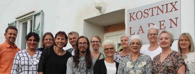 Das Kostnixladen-Team rund um Hans Preitler (l.) setzt sich für Abfallreduktion ein.   | Foto: Kostnixladen