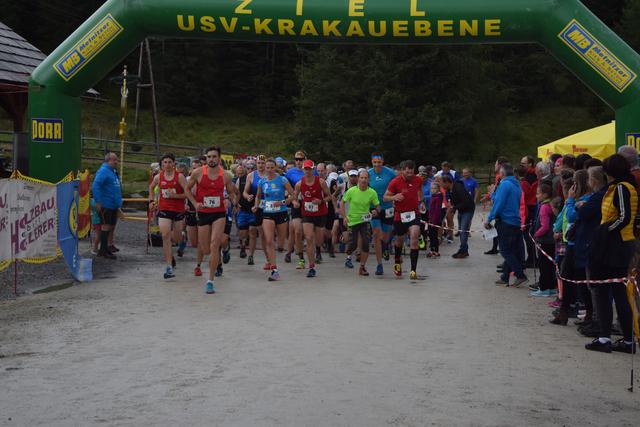 Massenstart der Hauptläufe beim Basiscamp Klausnerbergsäge in Krakauebene. | Foto: Union Sportverein Krakauebene/Siebenhofer