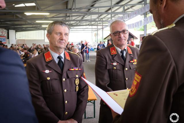 Ehrung für die langgedienten Kameraden Ewald Storm (links) und Kurt Pock. | Foto: Hannes Wagner