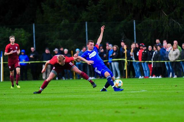 Alexander Plattner (Kematen, links) konnte Oberperfuss-Kapitän Patrick Huber nicht aufhalten – die Oberperfer stehen im Cup-Achtelfinale! | Foto: Hassl