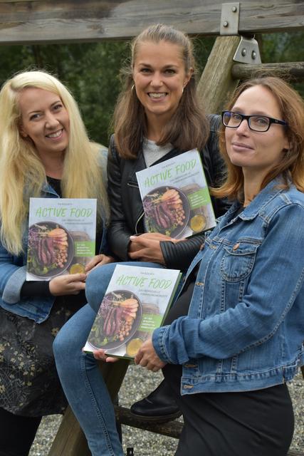 Das Buch ist eine Gemeinschaftsarbeit von Pia Rödlach (Mi.), Fotografin Kary Geyr (Hatting, li.) und Grafikerin Manuela Weiss (Inzing, r.).