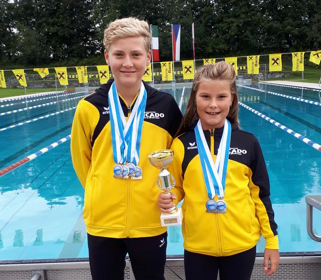 Nico und Lea Tabernig von der Schwimmunion Osttirol konnten vom Herbstmeeting jede Menge Edelmetall mit nach Hause nehmen. | Foto: Schwimmunion Osttirol 