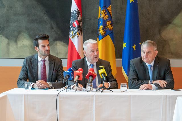 Udo Landbauer, Klaus Schneeberger und Reinhard Hundsmüller geben den Termin für die GR-Wahl bekannt.