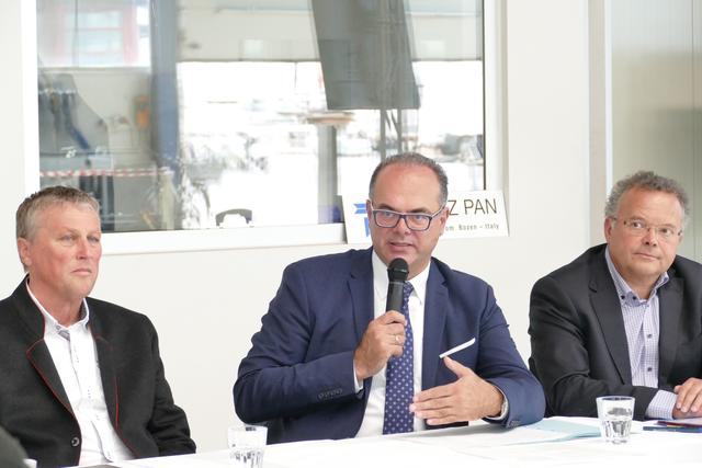 Minister Andreas Reichhardt flankiert von NR Gerald Hauser (re.) und Bgm. Josef Mair, Obmann PV36. | Foto: FPÖ/Kleinlercher