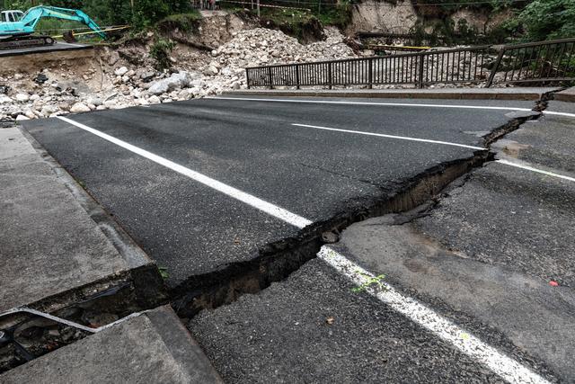 Extreme Starkregenereignisse haben im Juli 2019 Straßen zerstört, eine Brücke wurde durch den reißenden Rußbach (in der Gemeinde Rußbach im Tennegau) mitgerissen. | Foto: Greenpeace / Mitja Kobal