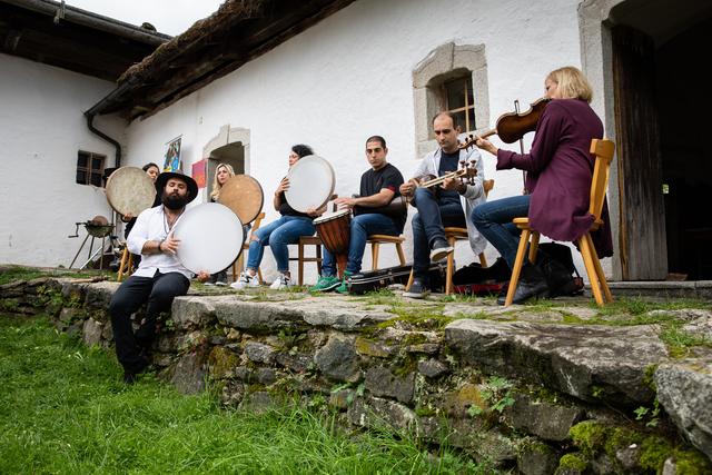 Milad Saburi &amp; Friends“  aus dem Iran luden mit ihren Trommelrhythmen und  Tänzen zum Mitklatschen und mitsingen ein.  | Foto: Manuel Binder