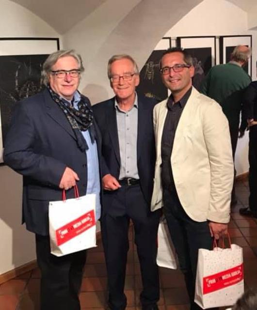 Nevio Zorzetto und Stadtrat Petritz tauschen Erinnerungsgeschenke zwischen den Städten Pordenone und Klagenfurt aus. 