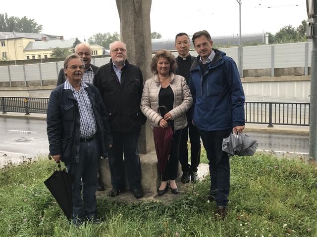 Segnung im Regen: Stadtrat Josef Pitschko, Stadtrat Holger Herbrüggen, Verschönerungsvereins-Präsident Rüdiger Wozak, Ortsvorsteherin Traude Balaska, Pfarrer Simon, Bürgermeister Stefan Schmuckenschlager.